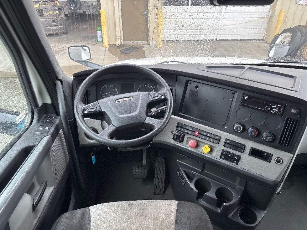 Sleeper Tractor-Heavy Duty Tractors-Freightliner-2021-T12664ST-Greensboro-NC-472,771\n\t\tmiles-$ 68,750 - Image 11