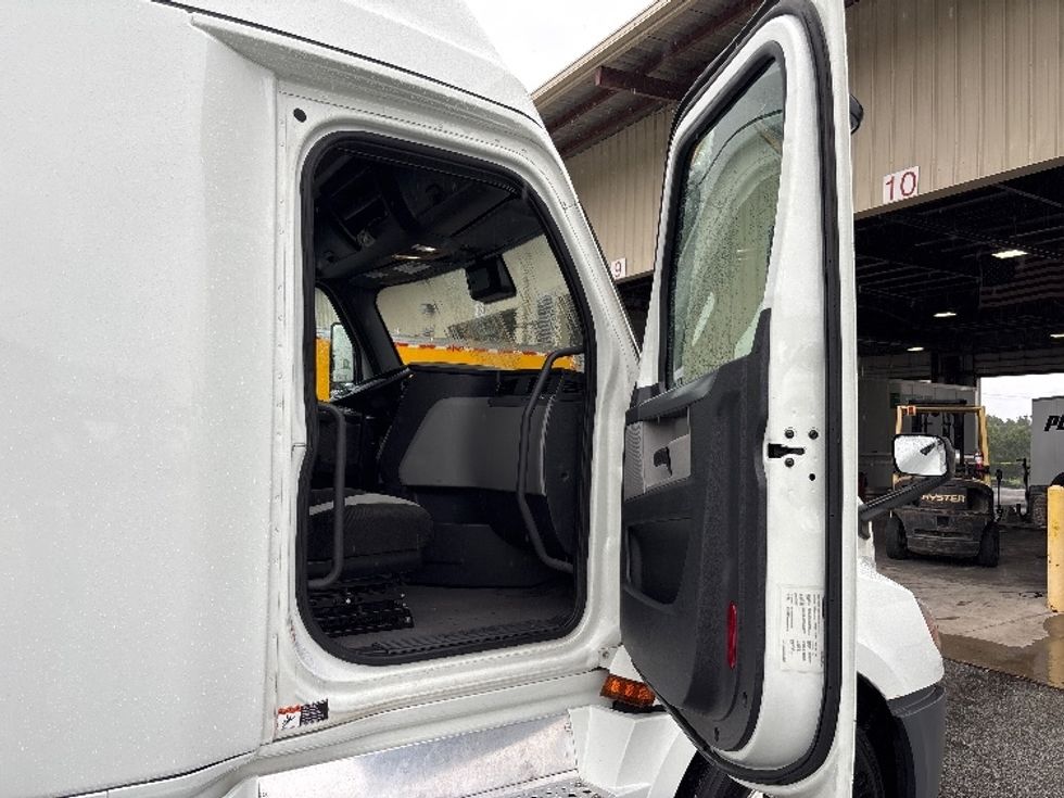 Sleeper Tractor-Heavy Duty Tractors-Freightliner-2021-T12664ST-Greensboro-NC-472,771\n\t\tmiles-$ 68,750 - Image 13