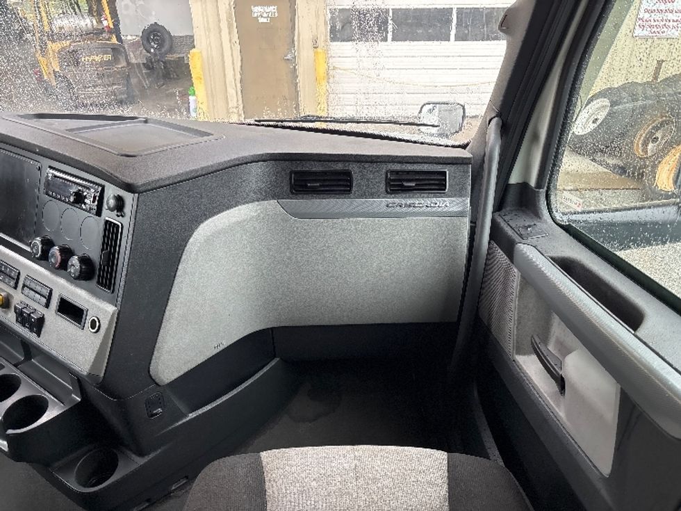 Sleeper Tractor-Heavy Duty Tractors-Freightliner-2021-T12664ST-Greensboro-NC-472,771\n\t\tmiles-$ 68,750 - Image 14