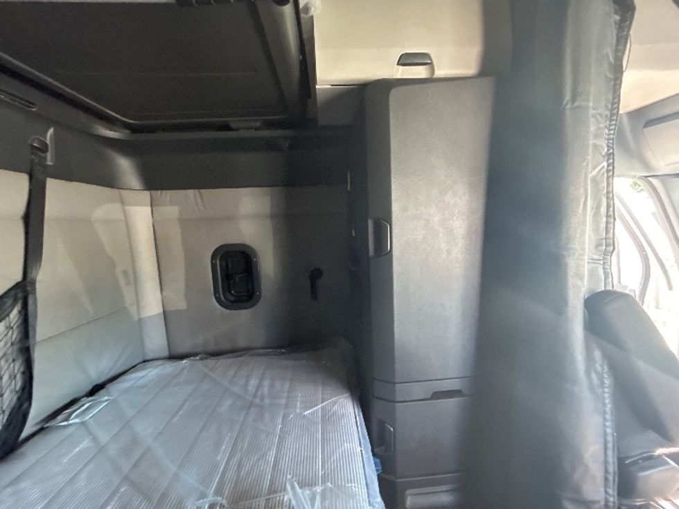 Sleeper Tractor-Heavy Duty Tractors-Freightliner-2021-T12664ST-Greensboro-NC-472,771\n\t\tmiles-$ 68,750 - Image 17