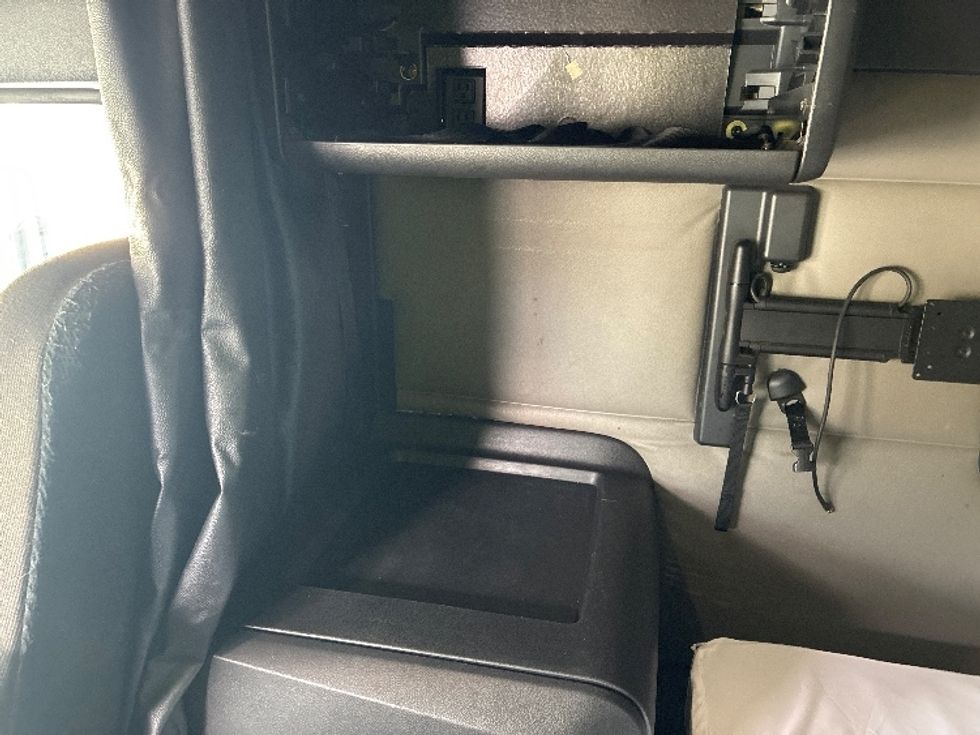 Sleeper Tractor-Heavy Duty Tractors-Freightliner-2021-T12664ST-Greensboro-NC-472,771\n\t\tmiles-$ 68,750 - Image 18