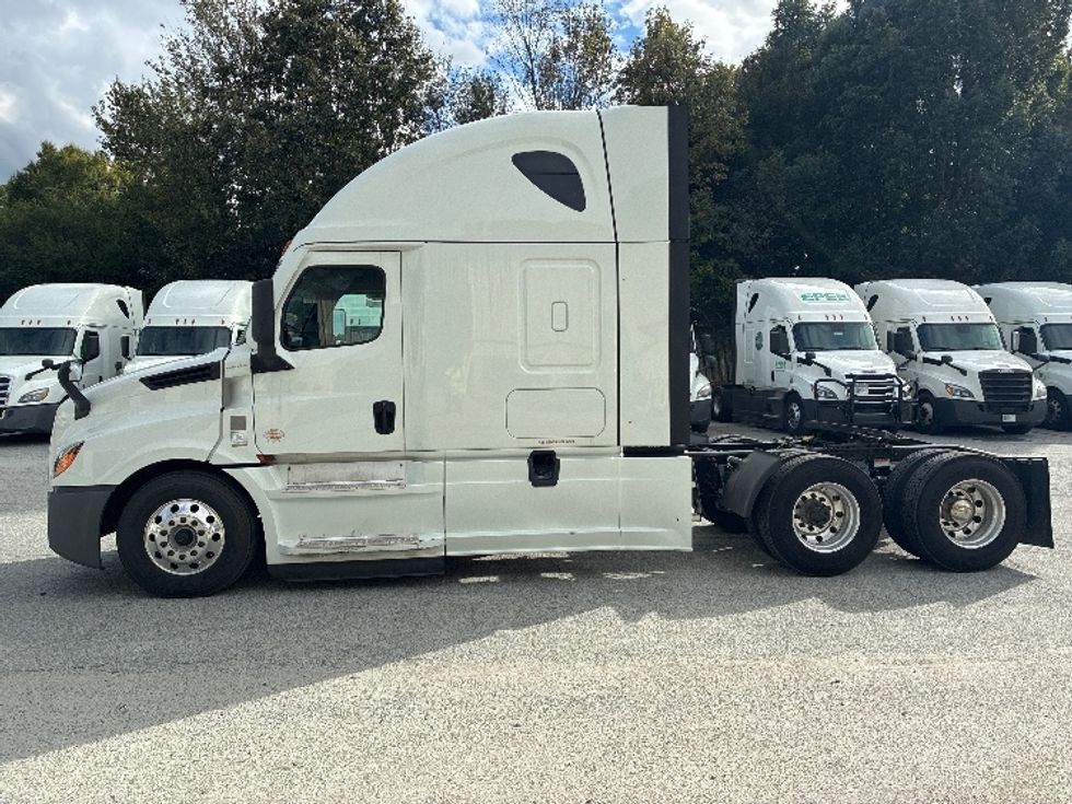 Sleeper Tractor-Heavy Duty Tractors-Freightliner-2021-T12664ST-Greensboro-NC-472,771\n\t\tmiles-$ 68,750 - Image 4