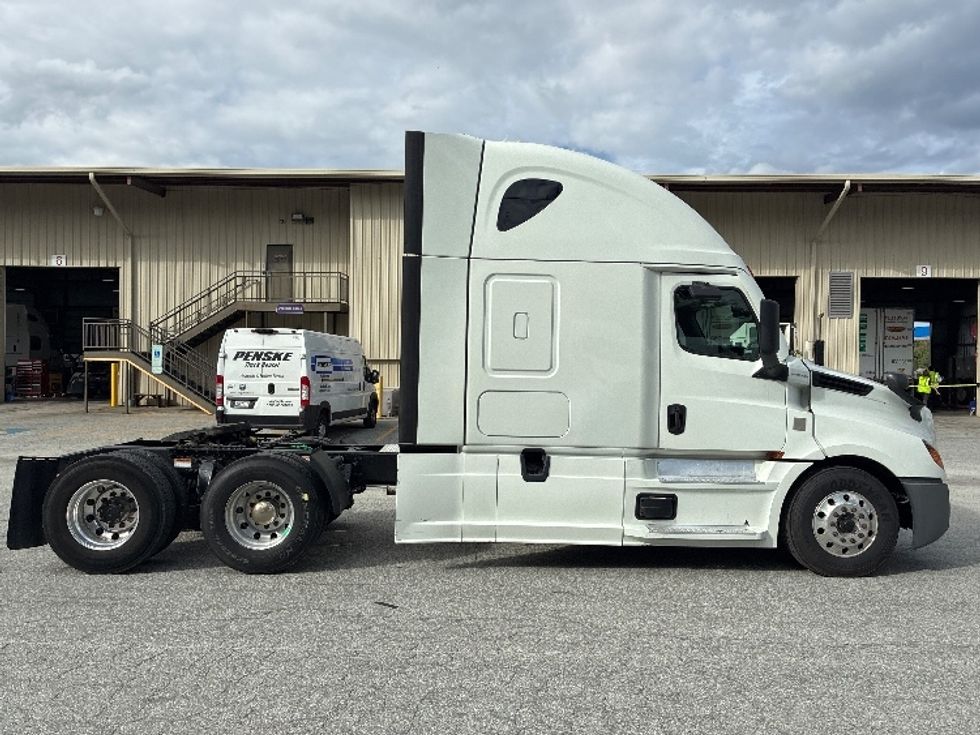 Sleeper Tractor-Heavy Duty Tractors-Freightliner-2021-T12664ST-Greensboro-NC-472,771\n\t\tmiles-$ 68,750 - Image 8