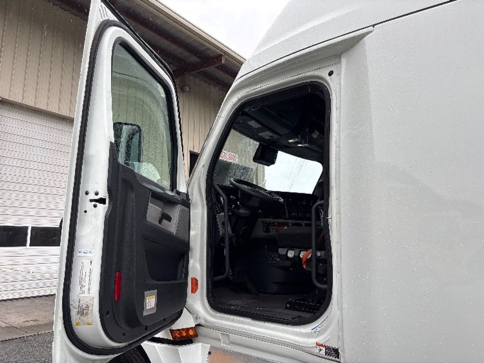 Sleeper Tractor-Heavy Duty Tractors-Freightliner-2021-T12664ST-Greensboro-NC-472,771\n\t\tmiles-$ 68,750 - Image 9