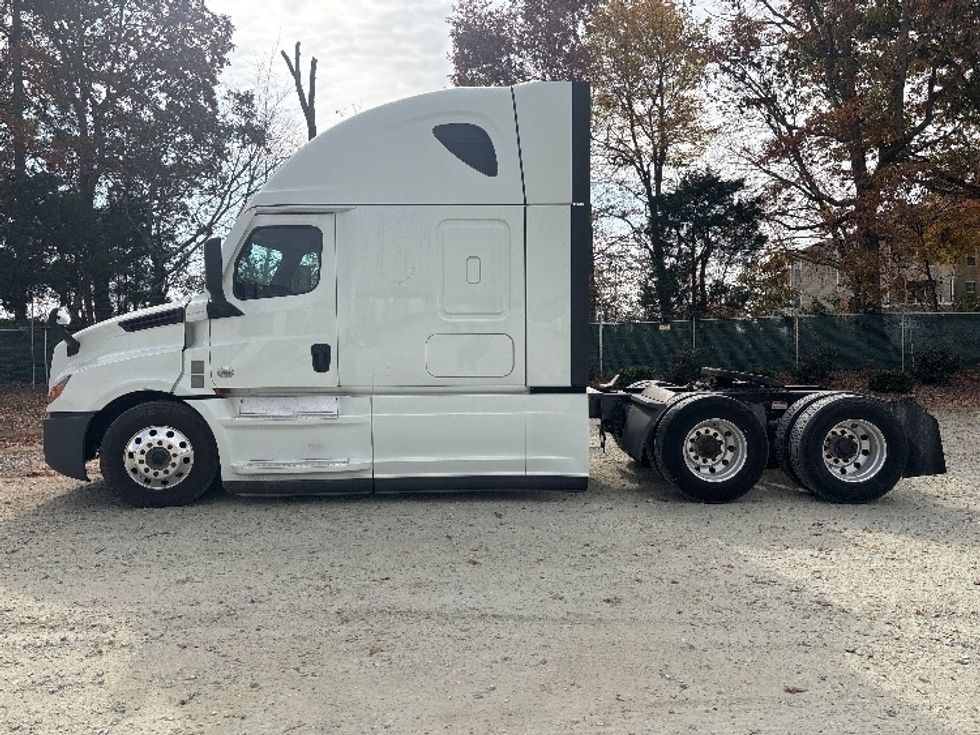 Sleeper Tractor-Heavy Duty Tractors-Freightliner-2021-T12664ST-Greensboro-NC-474,298\n\t\tmiles-$ 67,750 - Image 4