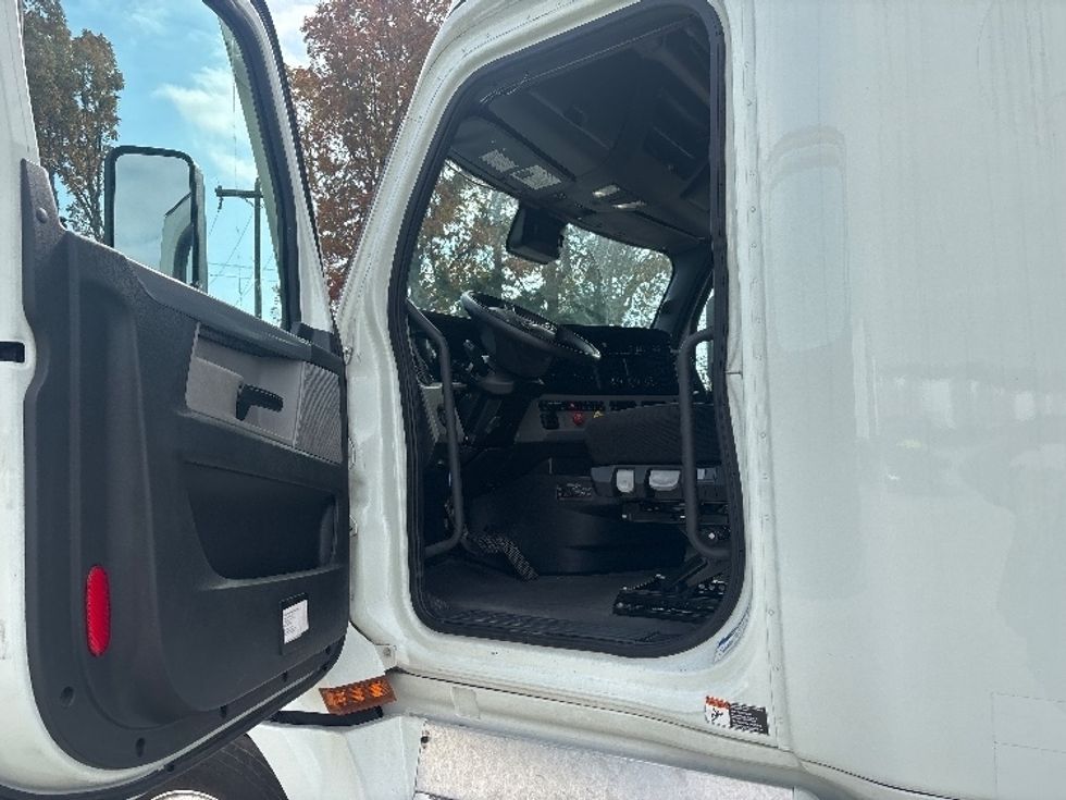 Sleeper Tractor-Heavy Duty Tractors-Freightliner-2021-T12664ST-Greensboro-NC-474,298\n\t\tmiles-$ 67,750 - Image 9