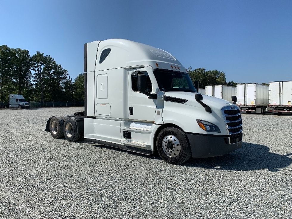 Sleeper Tractor-Heavy Duty Tractors-Freightliner-2021-T12664ST-Greensboro-NC-480,815\n\t\tmiles-$ 68,000 - Image 1
