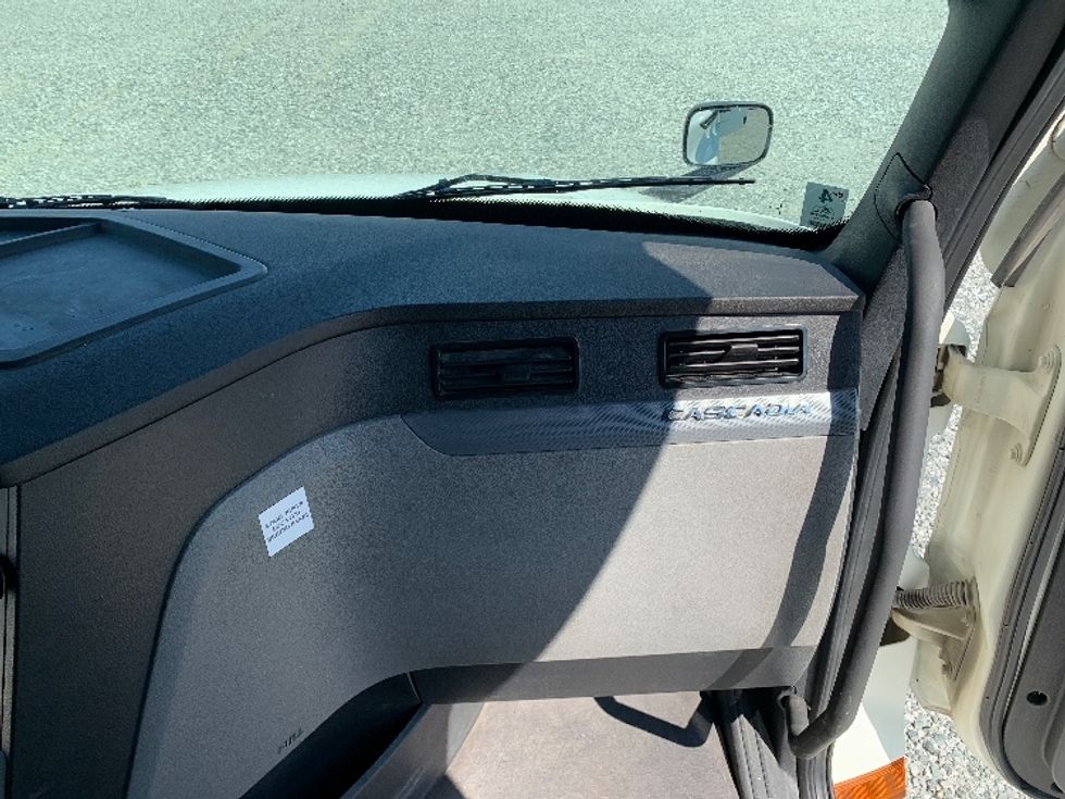 Sleeper Tractor-Heavy Duty Tractors-Freightliner-2021-T12664ST-Greensboro-NC-480,815\n\t\tmiles-$ 68,000 - Image 14