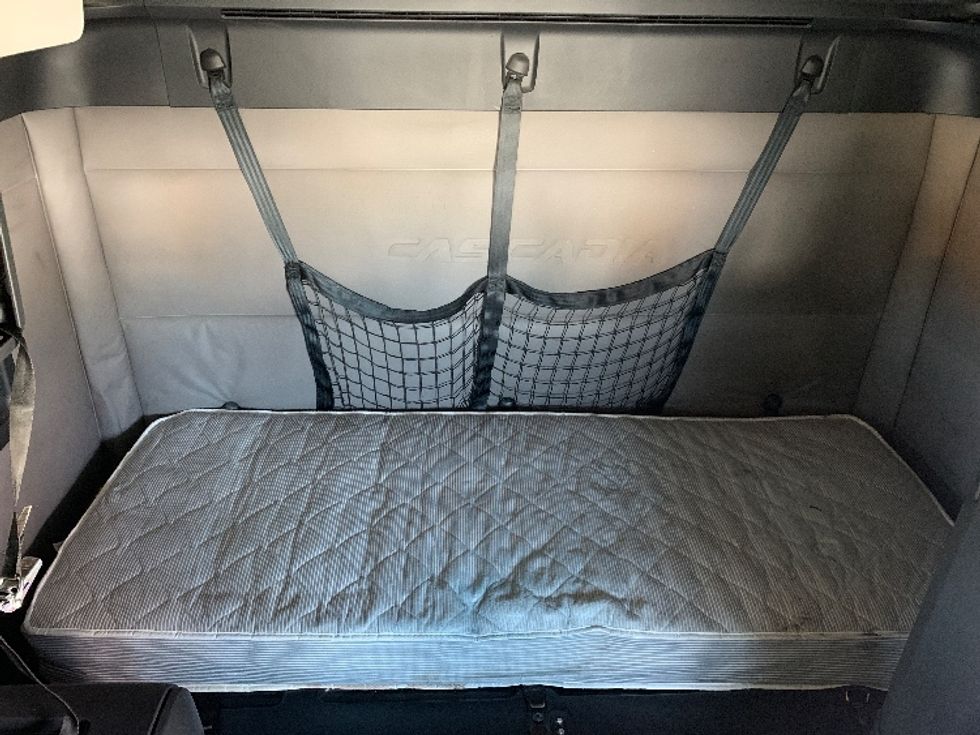 Sleeper Tractor-Heavy Duty Tractors-Freightliner-2021-T12664ST-Greensboro-NC-480,815\n\t\tmiles-$ 68,000 - Image 16