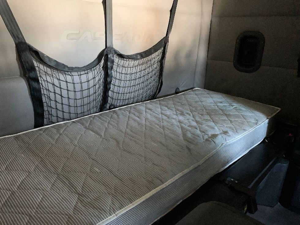 Sleeper Tractor-Heavy Duty Tractors-Freightliner-2021-T12664ST-Greensboro-NC-480,815\n\t\tmiles-$ 68,000 - Image 17