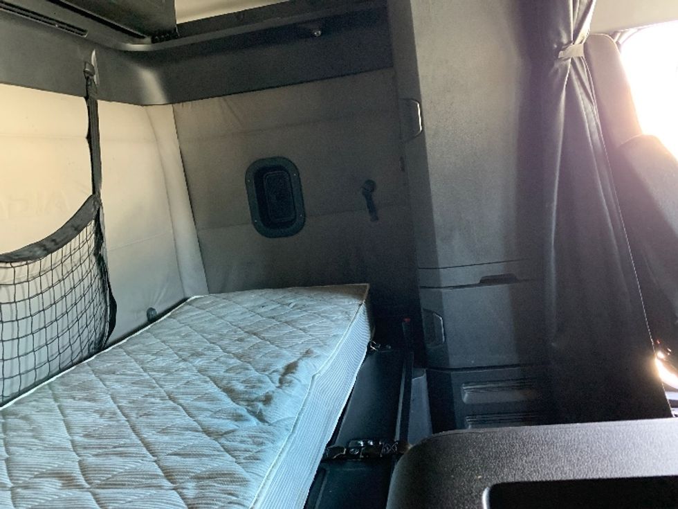 Sleeper Tractor-Heavy Duty Tractors-Freightliner-2021-T12664ST-Greensboro-NC-480,815\n\t\tmiles-$ 68,000 - Image 18