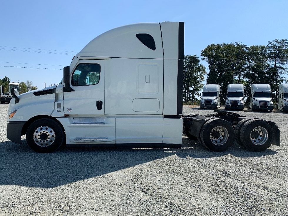 Sleeper Tractor-Heavy Duty Tractors-Freightliner-2021-T12664ST-Greensboro-NC-480,815\n\t\tmiles-$ 68,000 - Image 4