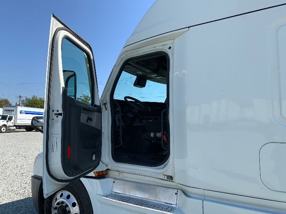 Sleeper Tractor-Heavy Duty Tractors-Freightliner-2021-T12664ST-Greensboro-NC-480,815\n\t\tmiles-$ 68,000 - Image 9