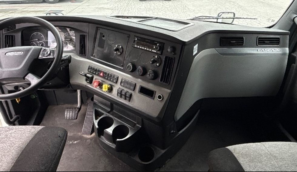 Sleeper Tractor-Heavy Duty Tractors-Freightliner-2021-T12664ST-Greensboro-NC-484,461\n\t\tmiles-$ 68,500 - Image 10