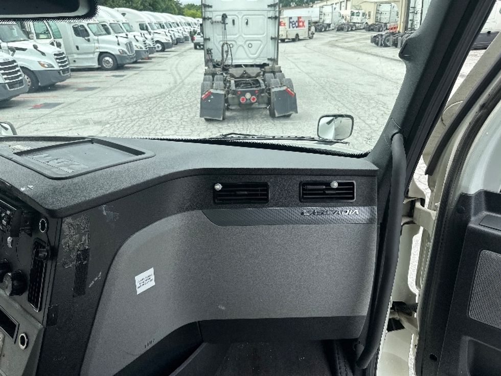 Sleeper Tractor-Heavy Duty Tractors-Freightliner-2021-T12664ST-Greensboro-NC-484,461\n\t\tmiles-$ 68,500 - Image 13