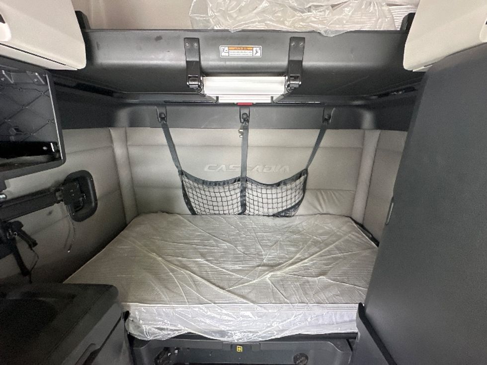 Sleeper Tractor-Heavy Duty Tractors-Freightliner-2021-T12664ST-Greensboro-NC-484,461\n\t\tmiles-$ 68,500 - Image 15