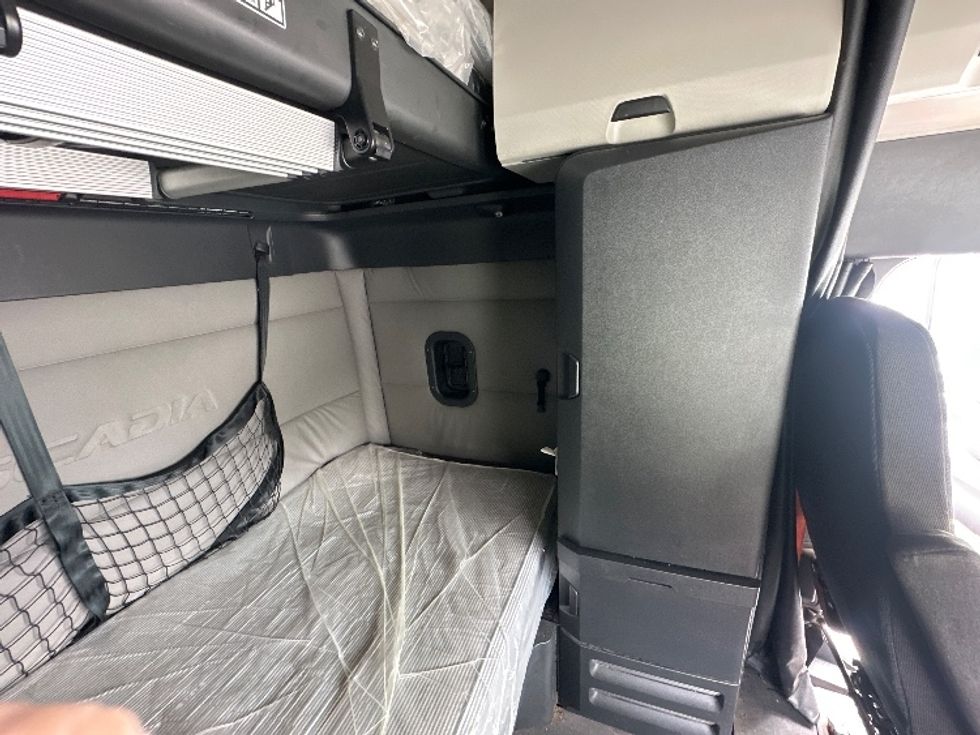 Sleeper Tractor-Heavy Duty Tractors-Freightliner-2021-T12664ST-Greensboro-NC-484,461\n\t\tmiles-$ 68,500 - Image 17