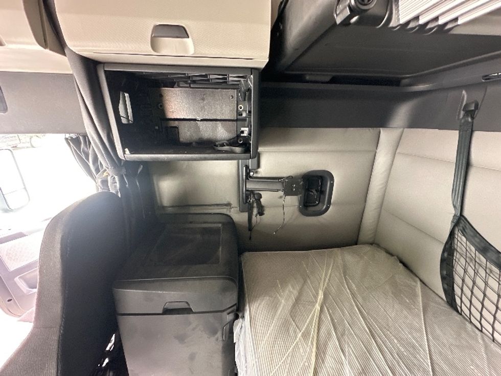 Sleeper Tractor-Heavy Duty Tractors-Freightliner-2021-T12664ST-Greensboro-NC-484,461\n\t\tmiles-$ 68,500 - Image 18