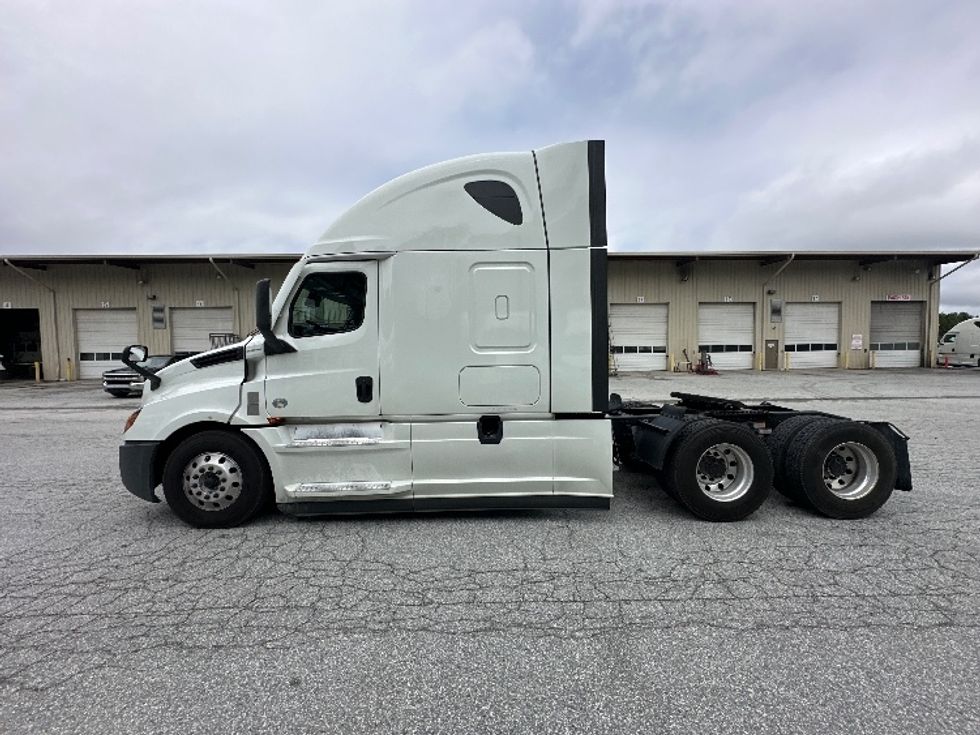 Sleeper Tractor-Heavy Duty Tractors-Freightliner-2021-T12664ST-Greensboro-NC-484,461\n\t\tmiles-$ 68,500 - Image 3