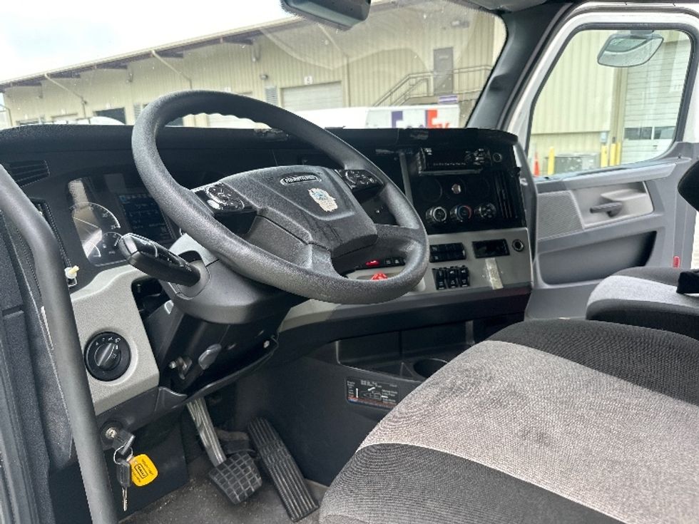 Sleeper Tractor-Heavy Duty Tractors-Freightliner-2021-T12664ST-Greensboro-NC-484,461\n\t\tmiles-$ 68,500 - Image 9