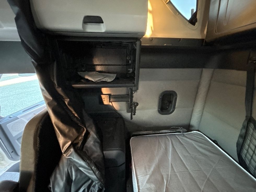 Sleeper Tractor-Heavy Duty Tractors-Freightliner-2021-T12664ST-Greensboro-NC-485,602\n\t\tmiles-$ 66,750 - Image 19