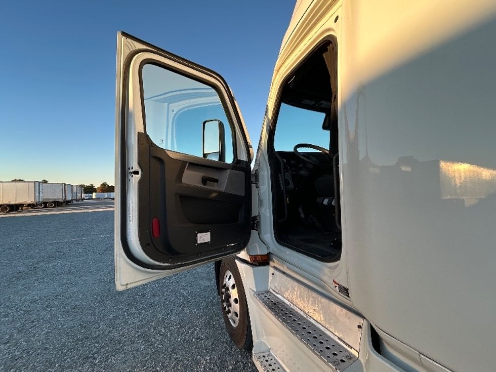 Sleeper Tractor-Heavy Duty Tractors-Freightliner-2021-T12664ST-Greensboro-NC-485,602\n\t\tmiles-$ 66,750 - Image 9