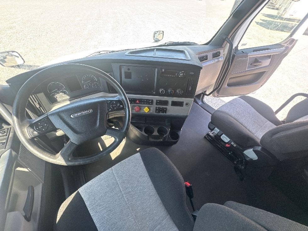 Sleeper Tractor-Heavy Duty Tractors-Freightliner-2021-T12664ST-Greensboro-NC-486,899\n\t\tmiles-$ 73,250 - Image 10