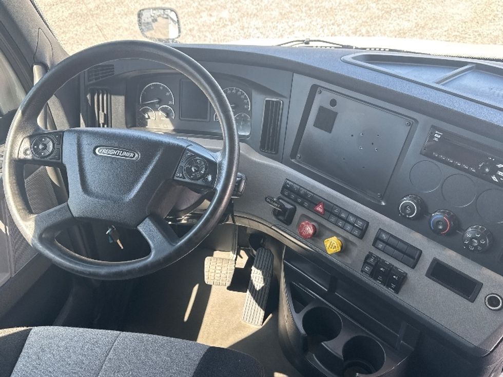 Sleeper Tractor-Heavy Duty Tractors-Freightliner-2021-T12664ST-Greensboro-NC-486,899\n\t\tmiles-$ 73,250 - Image 11