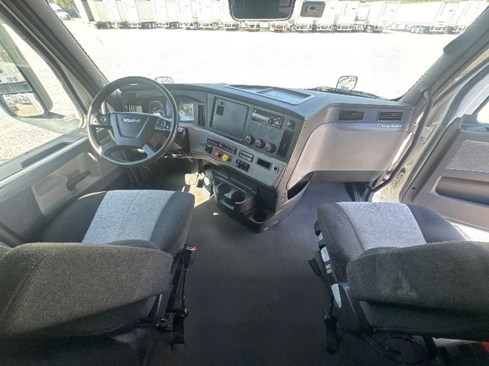 Sleeper Tractor-Heavy Duty Tractors-Freightliner-2021-T12664ST-Greensboro-NC-486,899\n\t\tmiles-$ 73,250 - Image 12