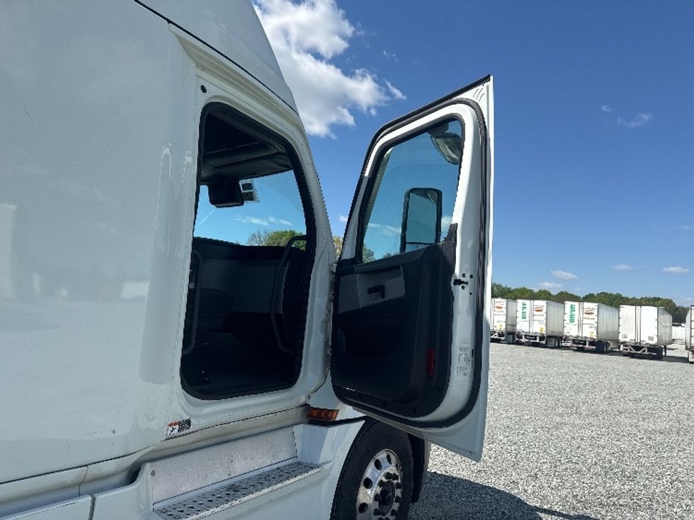 Sleeper Tractor-Heavy Duty Tractors-Freightliner-2021-T12664ST-Greensboro-NC-486,899\n\t\tmiles-$ 73,250 - Image 13