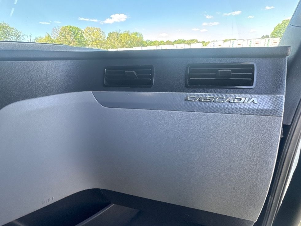 Sleeper Tractor-Heavy Duty Tractors-Freightliner-2021-T12664ST-Greensboro-NC-486,899\n\t\tmiles-$ 73,250 - Image 14