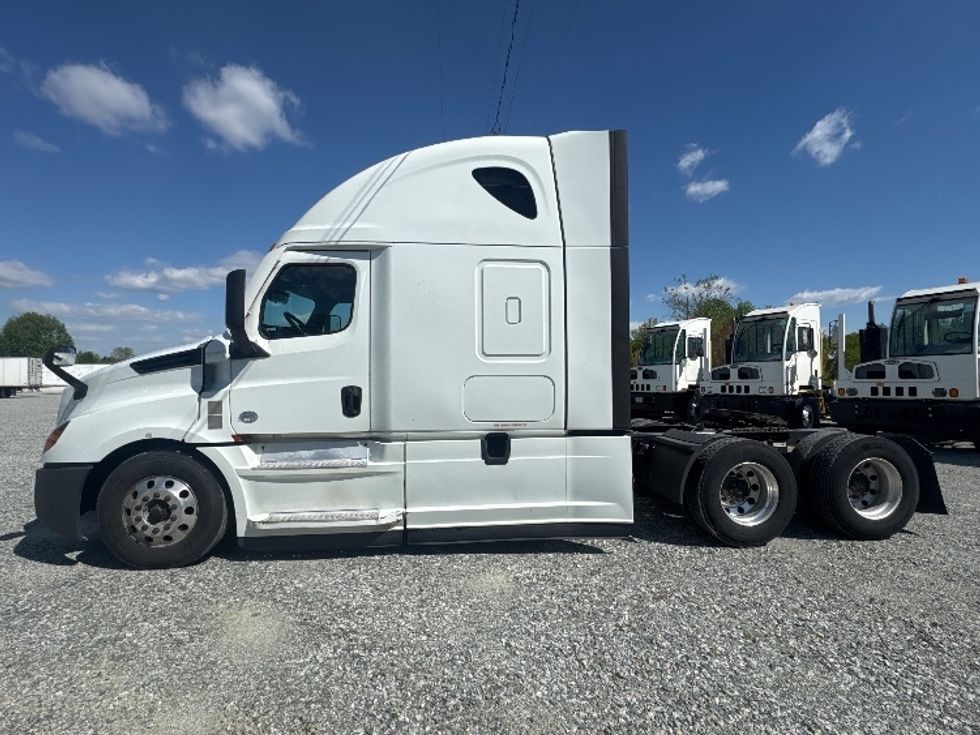 Sleeper Tractor-Heavy Duty Tractors-Freightliner-2021-T12664ST-Greensboro-NC-486,899\n\t\tmiles-$ 73,250 - Image 4
