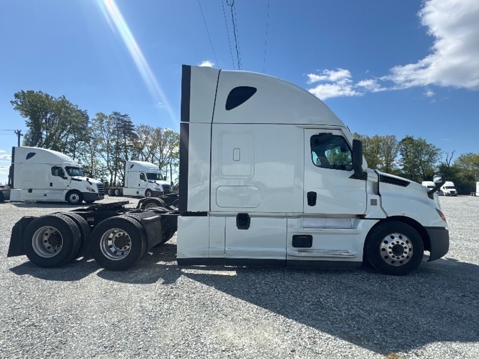 Sleeper Tractor-Heavy Duty Tractors-Freightliner-2021-T12664ST-Greensboro-NC-486,899\n\t\tmiles-$ 73,250 - Image 8
