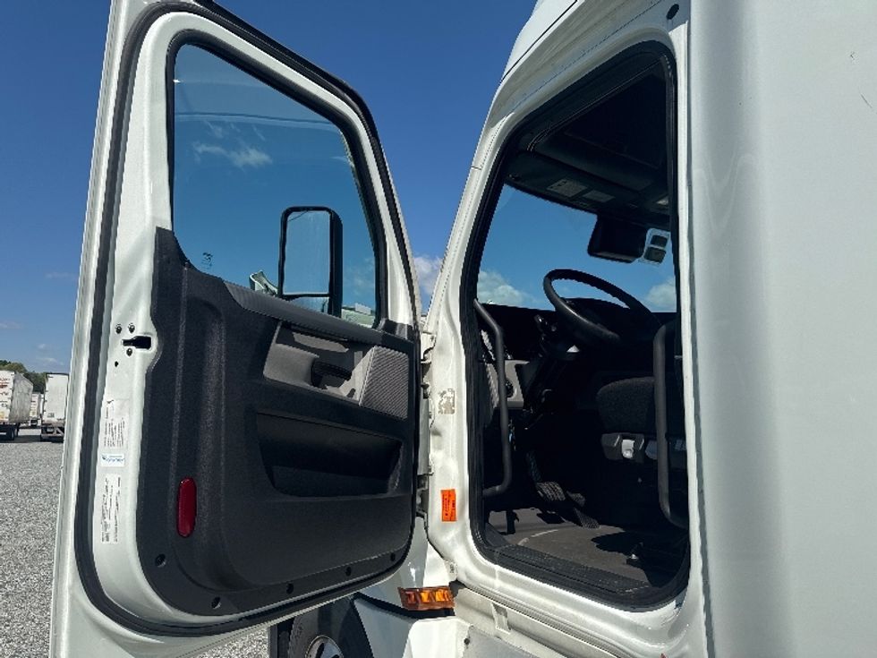 Sleeper Tractor-Heavy Duty Tractors-Freightliner-2021-T12664ST-Greensboro-NC-486,899\n\t\tmiles-$ 73,250 - Image 9