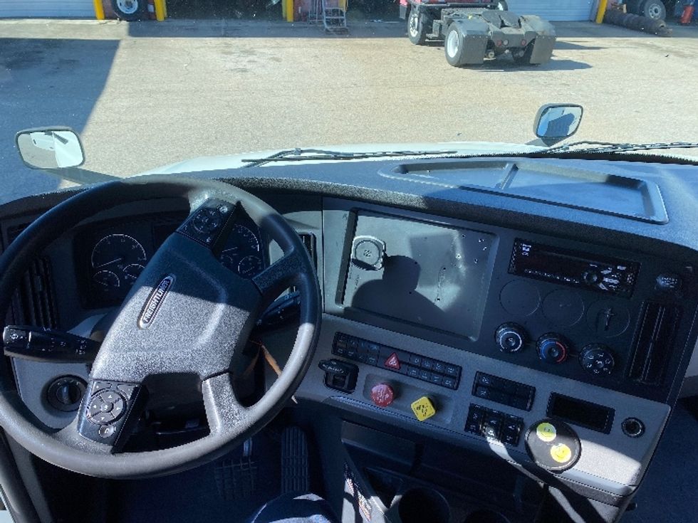 Sleeper Tractor-Heavy Duty Tractors-Freightliner-2021-T12664ST-Greensboro-NC-487,859\n\t\tmiles-$ 71,250 - Image 11