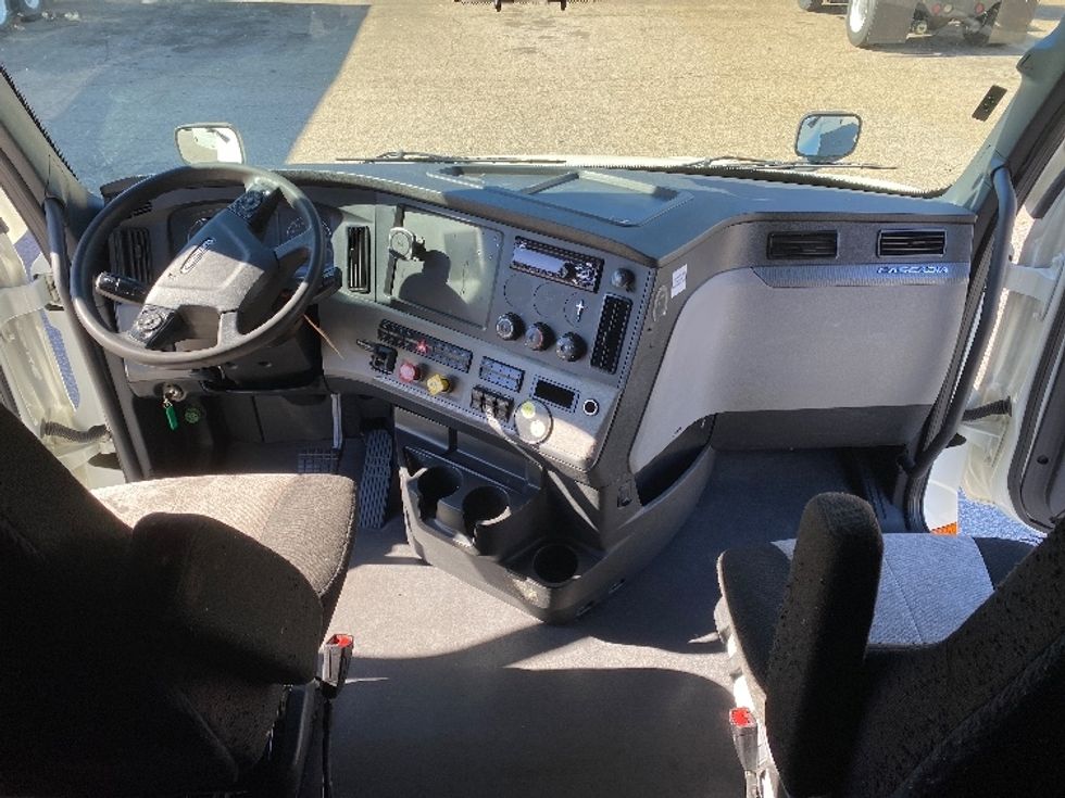 Sleeper Tractor-Heavy Duty Tractors-Freightliner-2021-T12664ST-Greensboro-NC-487,859\n\t\tmiles-$ 71,250 - Image 12