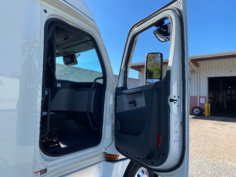 Sleeper Tractor-Heavy Duty Tractors-Freightliner-2021-T12664ST-Greensboro-NC-487,859\n\t\tmiles-$ 71,250 - Image 13