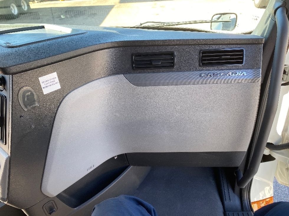 Sleeper Tractor-Heavy Duty Tractors-Freightliner-2021-T12664ST-Greensboro-NC-487,859\n\t\tmiles-$ 71,250 - Image 14