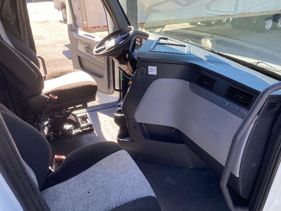 Sleeper Tractor-Heavy Duty Tractors-Freightliner-2021-T12664ST-Greensboro-NC-487,859\n\t\tmiles-$ 71,250 - Image 15