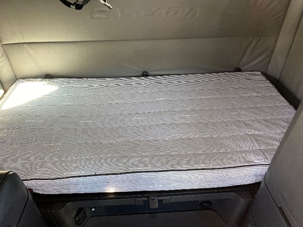 Sleeper Tractor-Heavy Duty Tractors-Freightliner-2021-T12664ST-Greensboro-NC-487,859\n\t\tmiles-$ 71,250 - Image 17