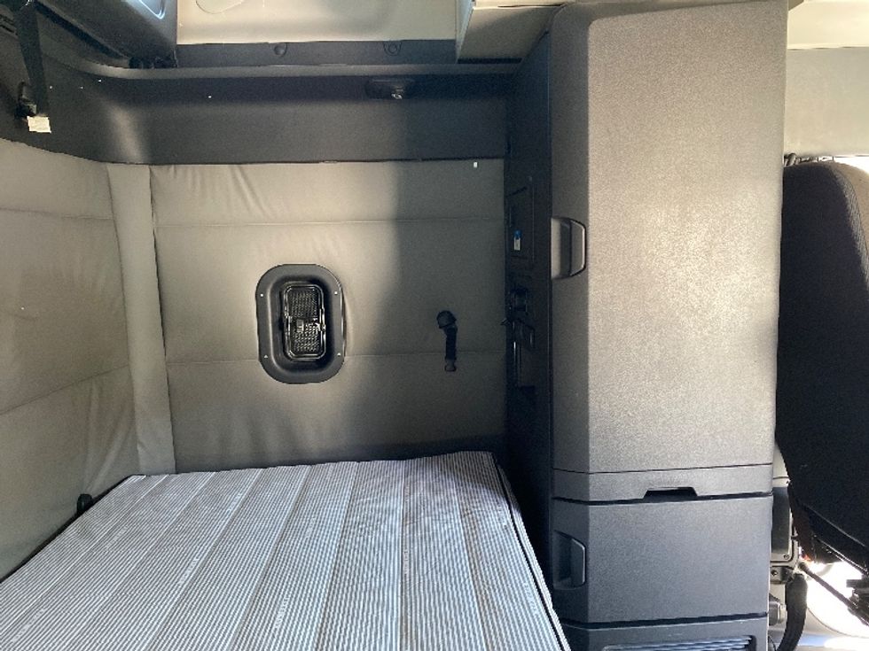 Sleeper Tractor-Heavy Duty Tractors-Freightliner-2021-T12664ST-Greensboro-NC-487,859\n\t\tmiles-$ 71,250 - Image 18