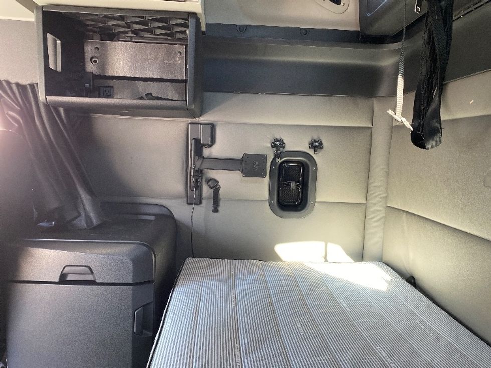 Sleeper Tractor-Heavy Duty Tractors-Freightliner-2021-T12664ST-Greensboro-NC-487,859\n\t\tmiles-$ 71,250 - Image 19