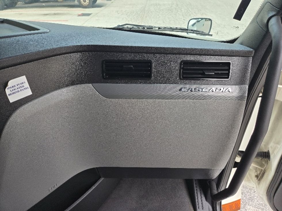 Sleeper Tractor-Heavy Duty Tractors-Freightliner-2021-T12664ST-Greensboro-NC-488,645\n\t\tmiles-$ 72,000 - Image 14