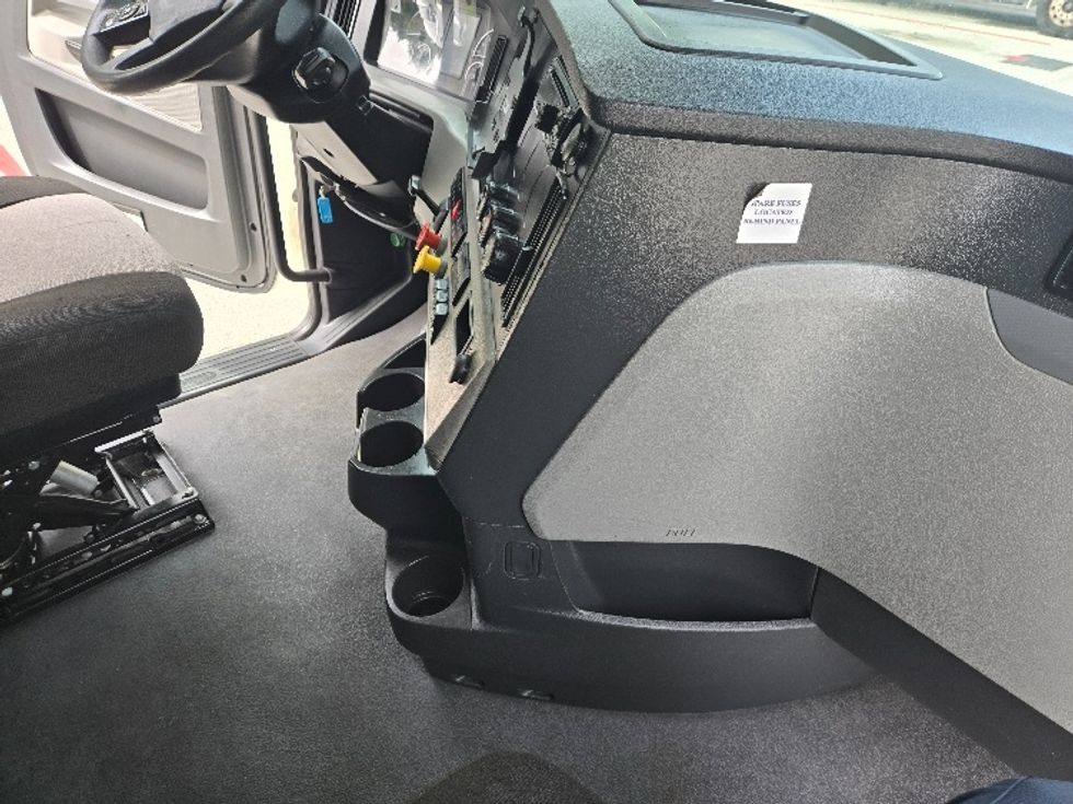 Sleeper Tractor-Heavy Duty Tractors-Freightliner-2021-T12664ST-Greensboro-NC-488,645\n\t\tmiles-$ 72,000 - Image 15