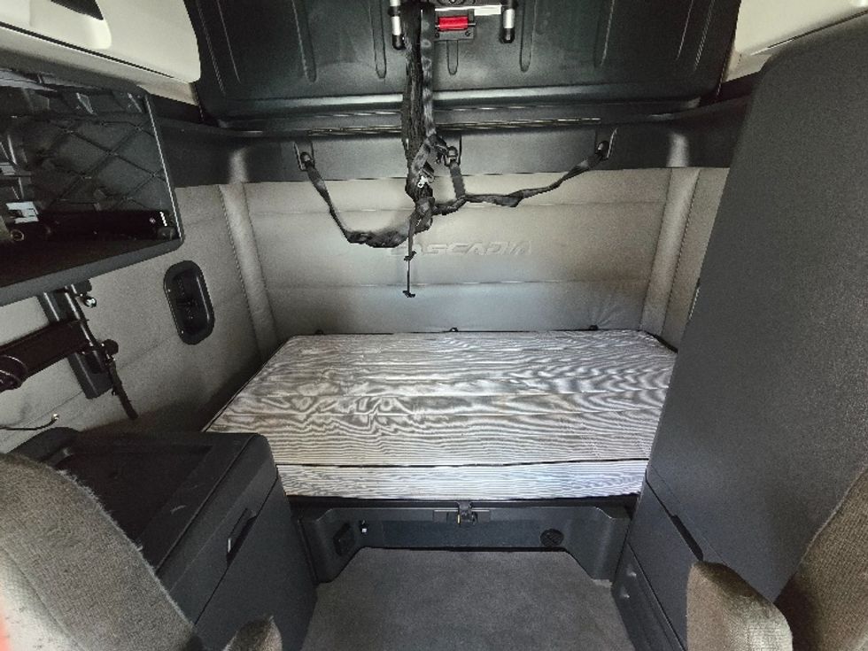 Sleeper Tractor-Heavy Duty Tractors-Freightliner-2021-T12664ST-Greensboro-NC-488,645\n\t\tmiles-$ 72,000 - Image 17