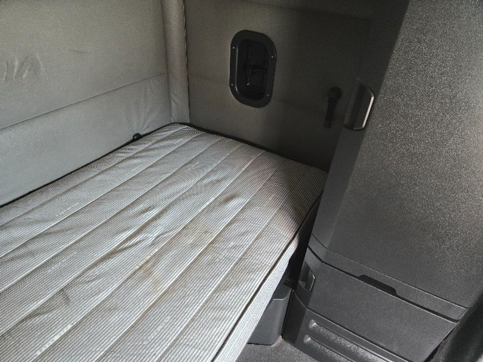 Sleeper Tractor-Heavy Duty Tractors-Freightliner-2021-T12664ST-Greensboro-NC-488,645\n\t\tmiles-$ 72,000 - Image 18