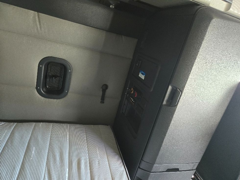 Sleeper Tractor-Heavy Duty Tractors-Freightliner-2021-T12664ST-Greensboro-NC-488,645\n\t\tmiles-$ 72,000 - Image 19