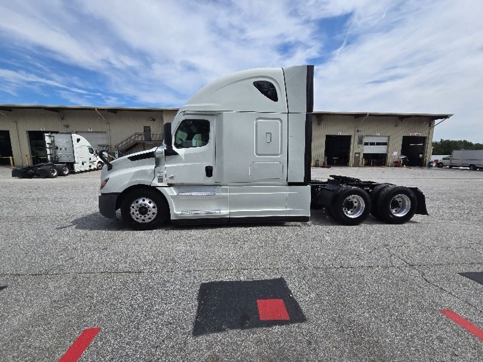 Sleeper Tractor-Heavy Duty Tractors-Freightliner-2021-T12664ST-Greensboro-NC-488,645\n\t\tmiles-$ 72,000 - Image 4
