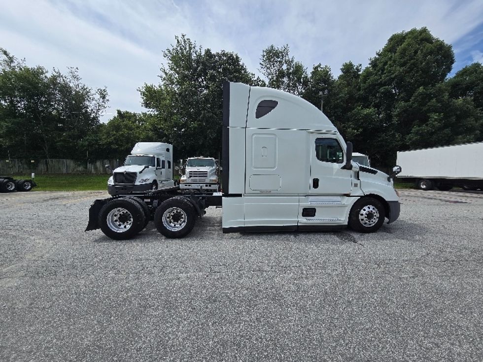 Sleeper Tractor-Heavy Duty Tractors-Freightliner-2021-T12664ST-Greensboro-NC-488,645\n\t\tmiles-$ 72,000 - Image 8