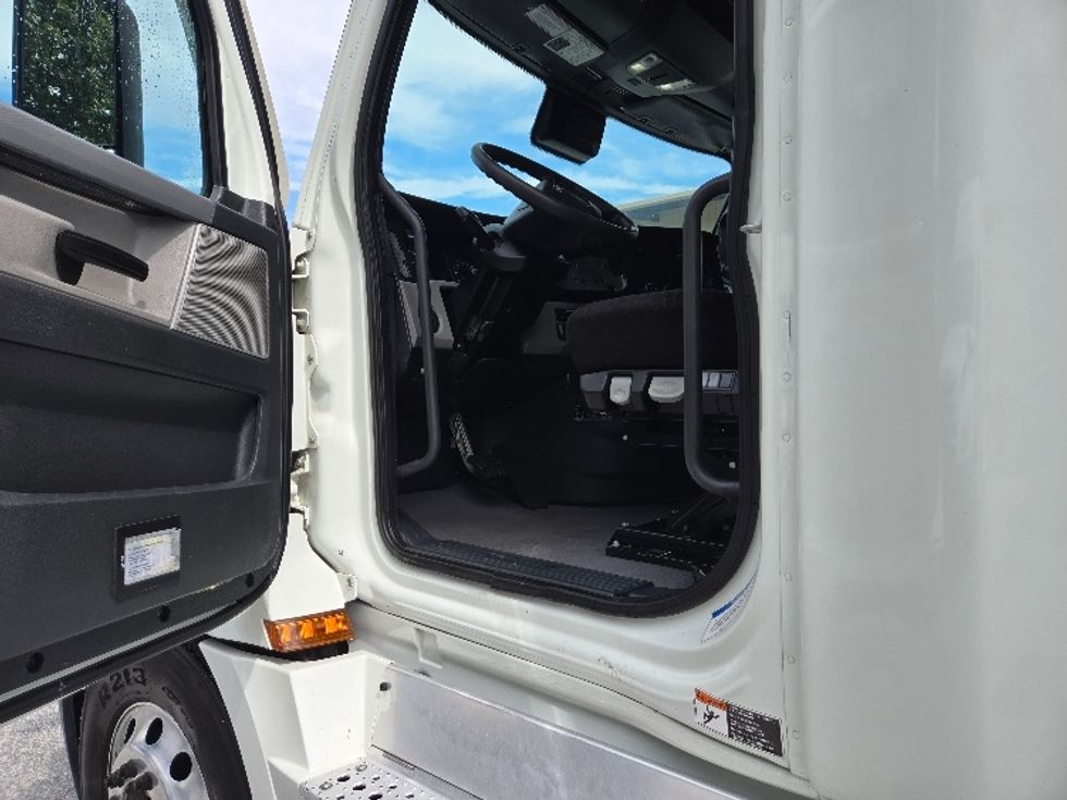 Sleeper Tractor-Heavy Duty Tractors-Freightliner-2021-T12664ST-Greensboro-NC-488,645\n\t\tmiles-$ 72,000 - Image 9